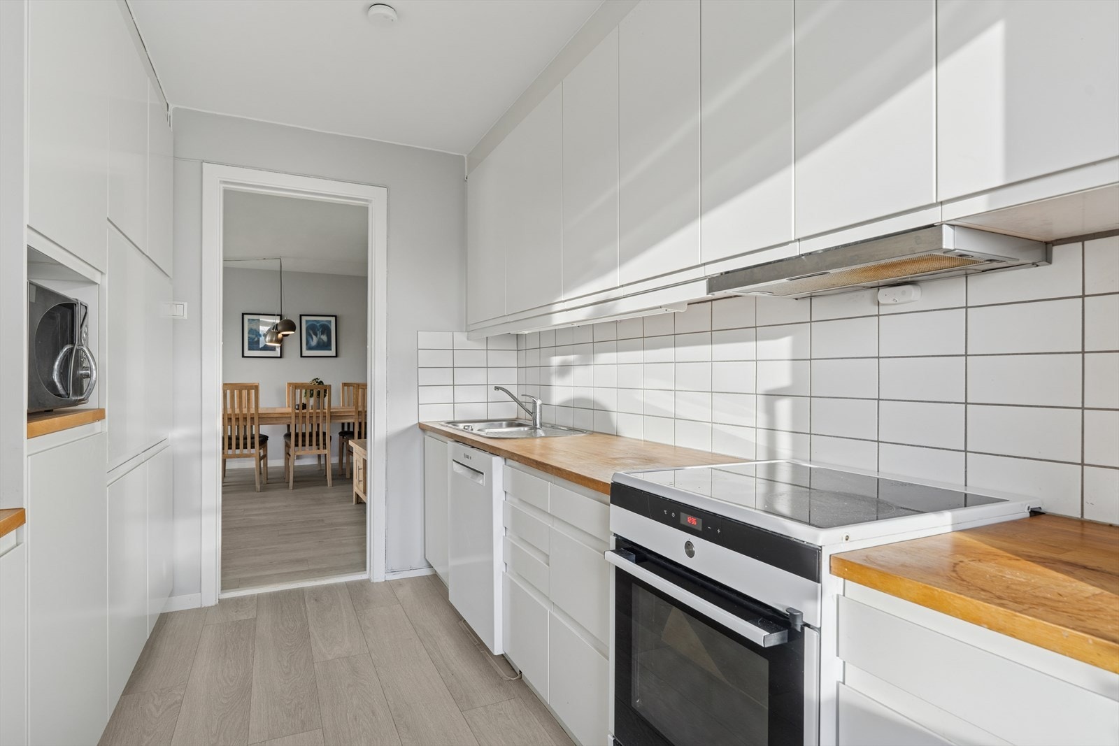 Kjøkkenet har godt med oppbevarings muligheter i skapene. Galleribilde