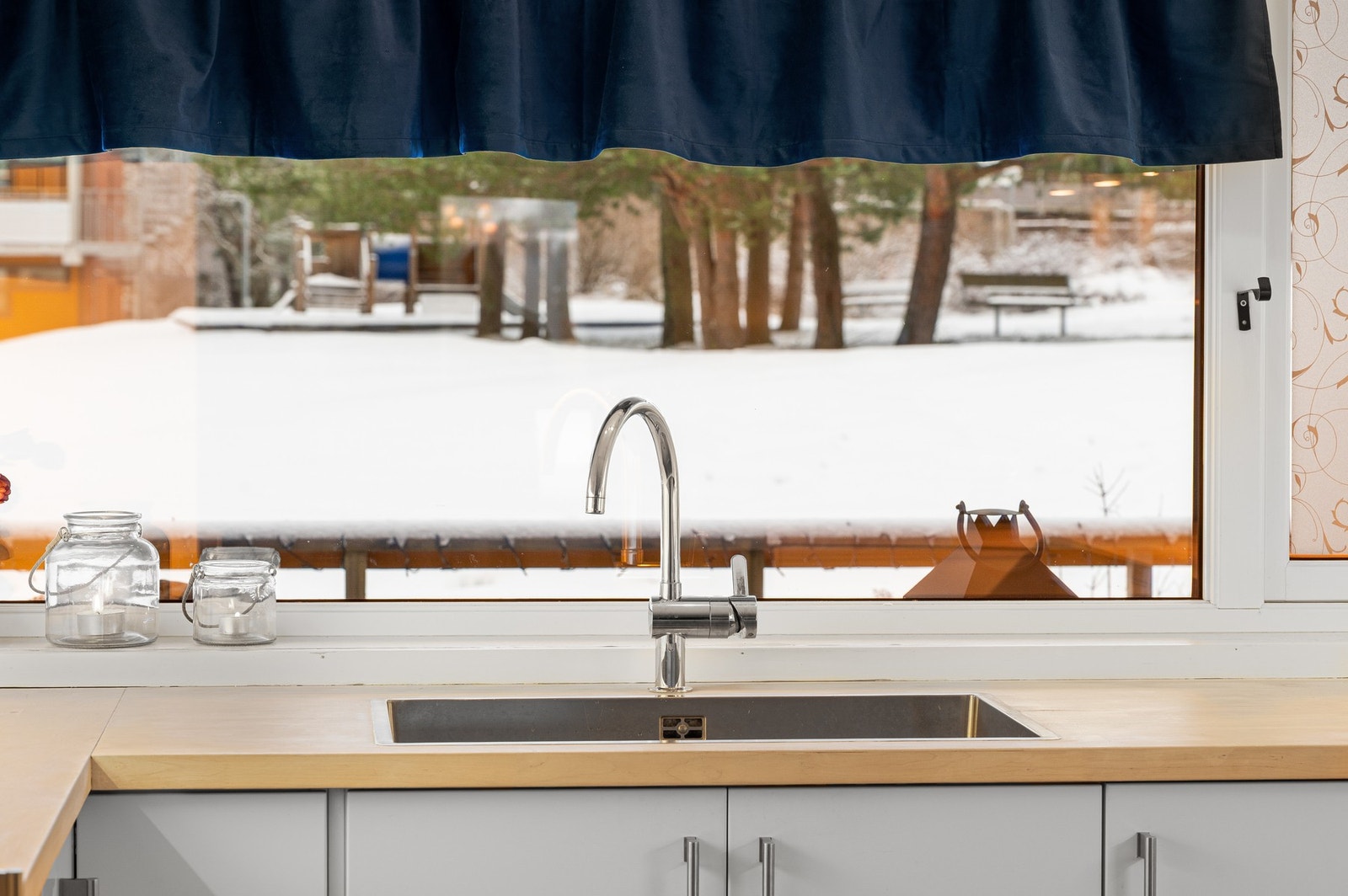 Fra kjøkkenet har man fint utsyn til grøntområder/fellesområder. Galleribilde