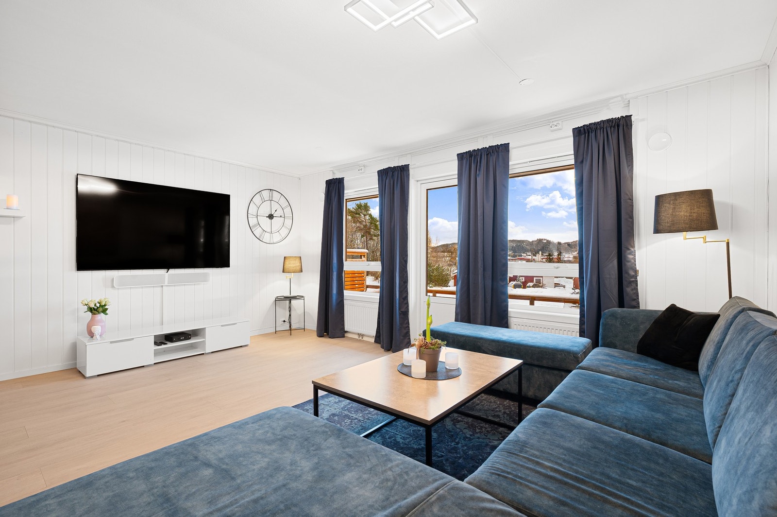 De store vindusflatene gir rikelig med lysinnslipp i boligen. Galleribilde