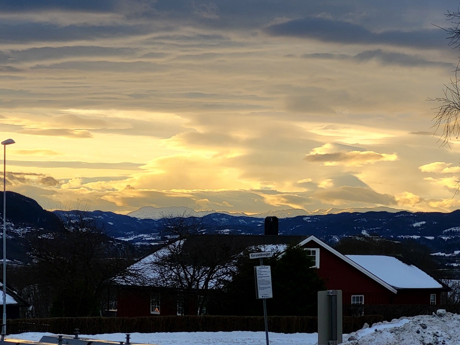 Fra stua og verandaen kan man nyte flott soloppgang mot utsikten. Galleribilde