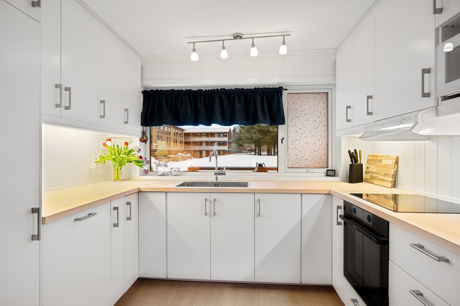 Kjøkkenet byr på rikelig med skap- og benkeplass. Galleribilde