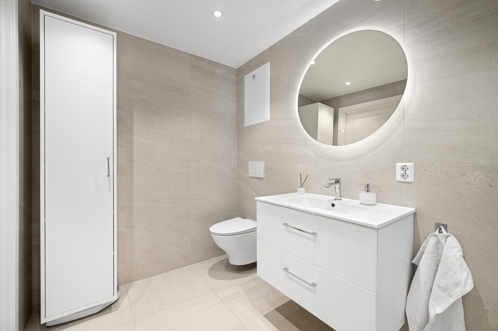 Badet er på hele 5 kvm og fremstår som moderne og pent. Galleribilde