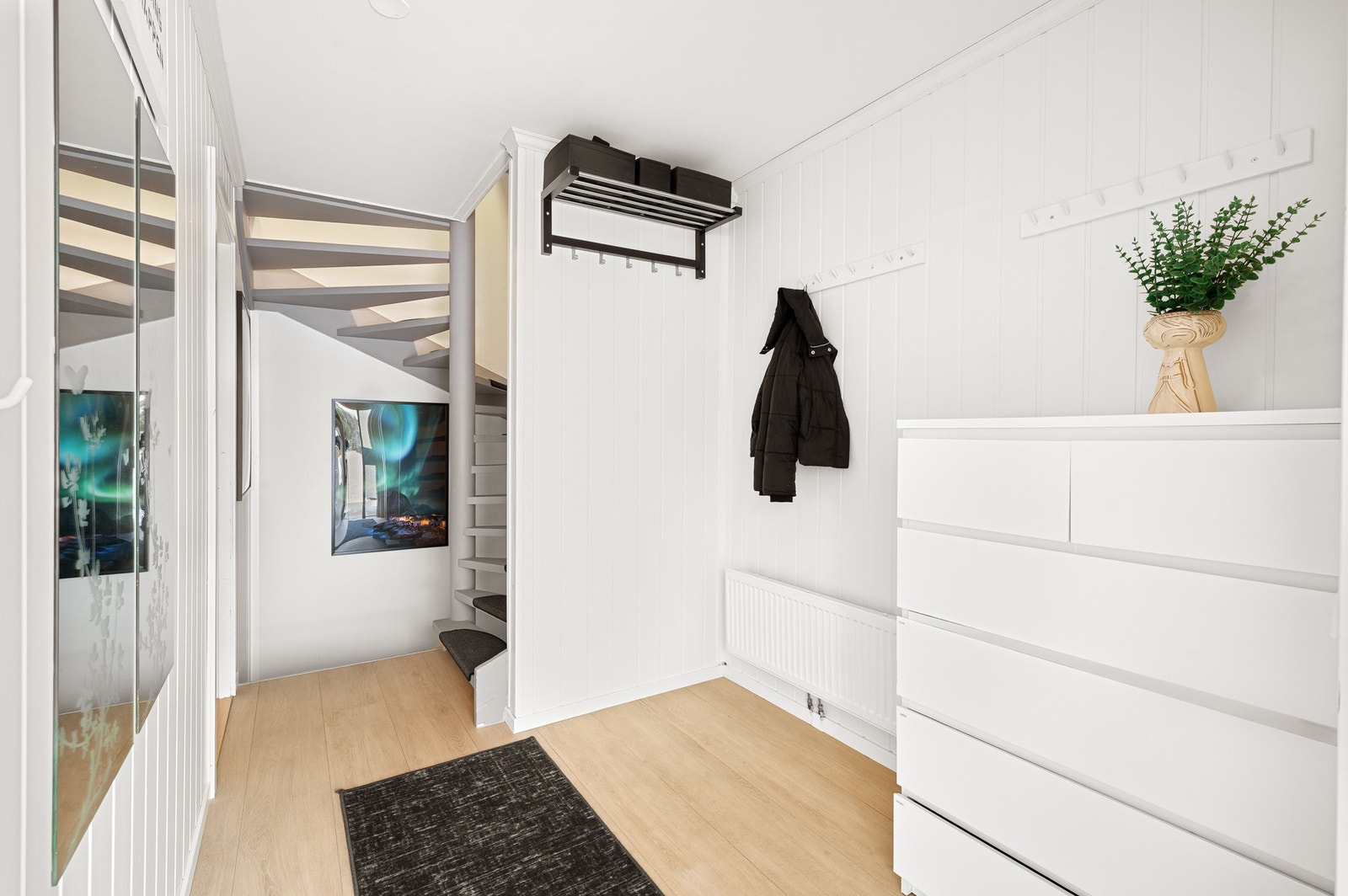 Romslig entrè med god plass til oppbevaring av sko og yttertøy. Galleribilde