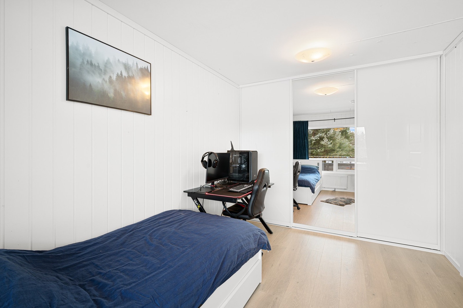 På hovedsoverommet er det monter en praktisk skyvedørsgarderobe fra kvalitetsleverandøren Opas. (2025) Galleribilde