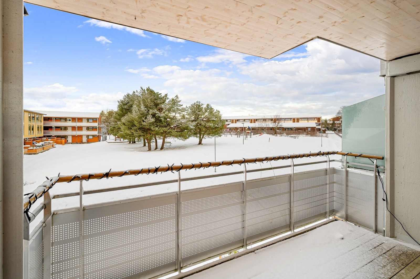 Balkongen i 2. etasje byr på fint utsyn og gode solforhold. Galleribilde