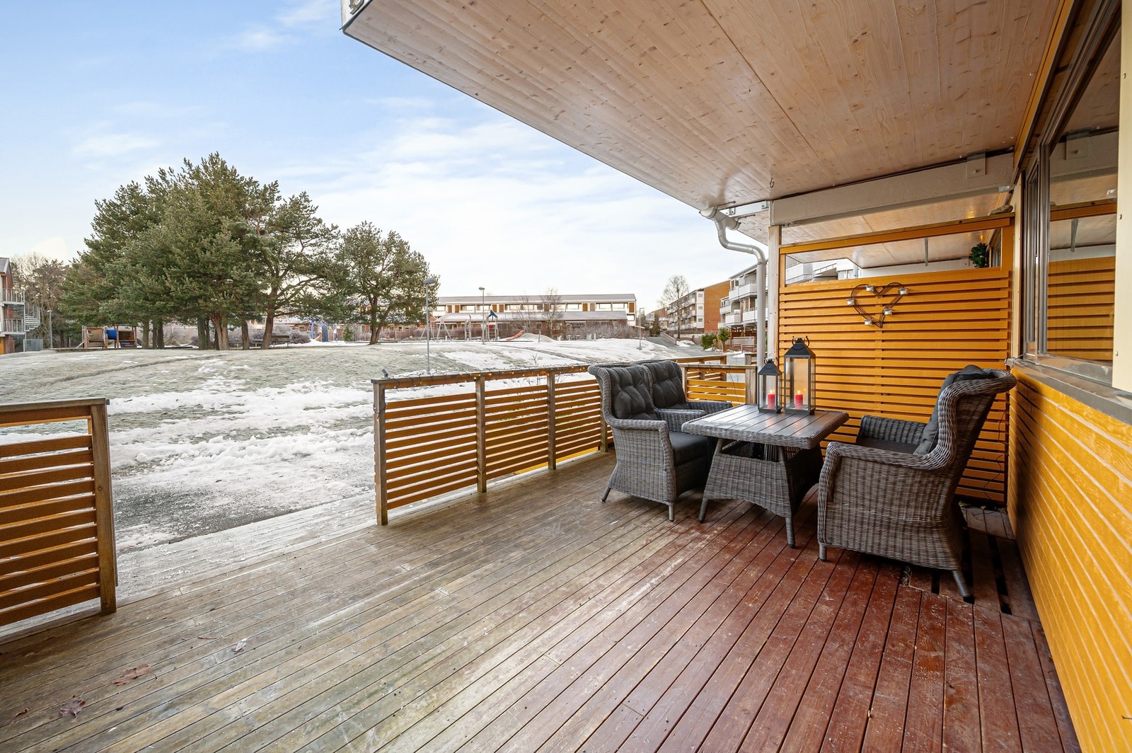 Romslig inngangsparti med god plass til utemøblement. Uteplassen er vestvendt og byr på gode solforhold. Galleribilde