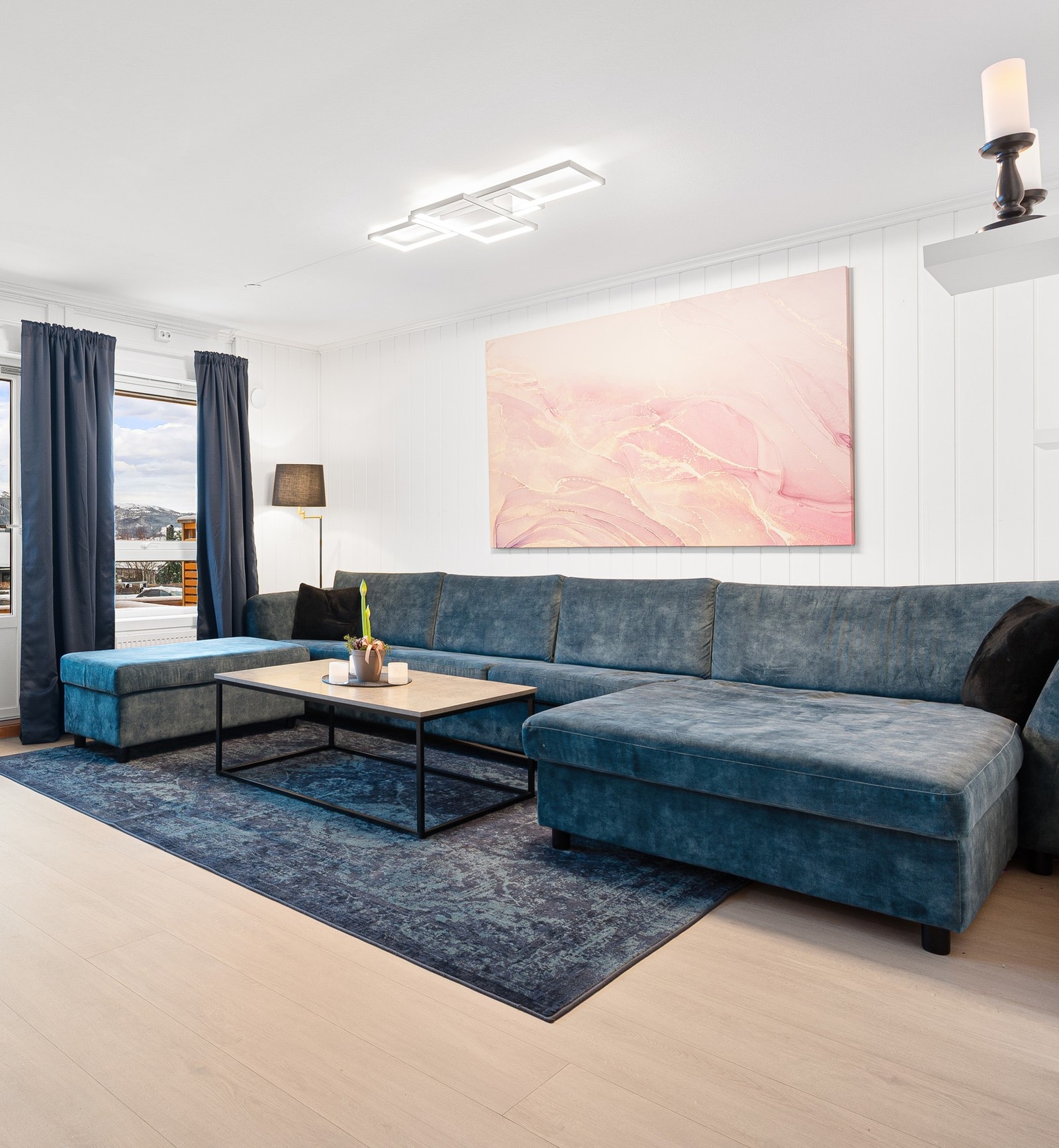 En rålekker rekkehusleilighet over 3 plan. Galleribilde