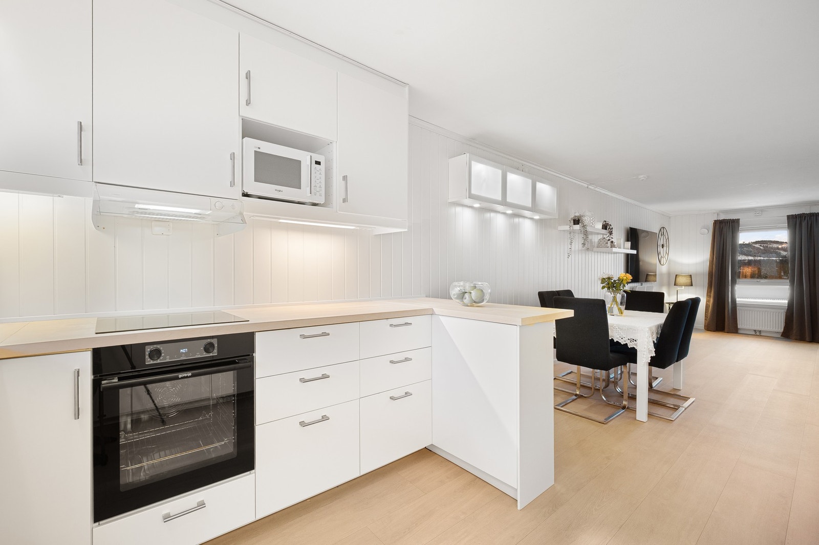 Spiseplassen finner sin naturlige plass mellom stua og kjøkkenet. Galleribilde