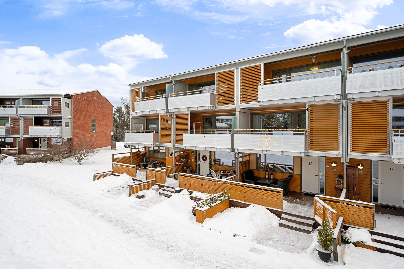 Fra eiendommen er det kort vei til skole, barnehage og dagligvarebutikk. Galleribilde