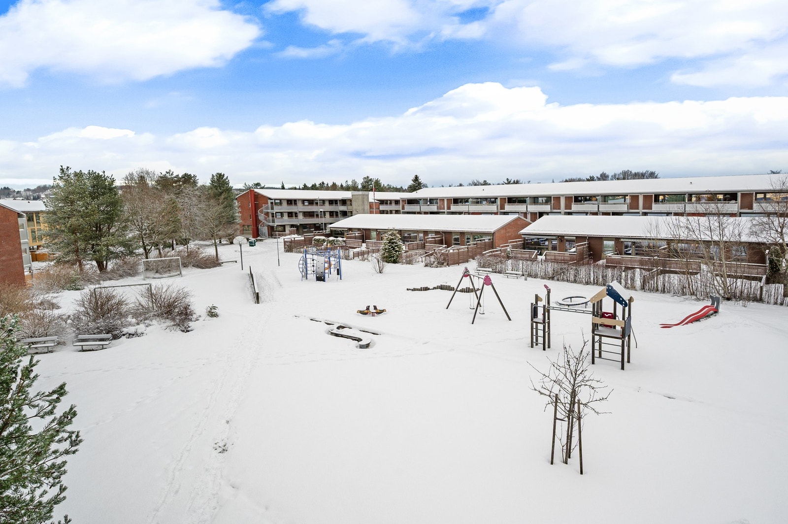Barnevennlig område med store grøntområder / friområder mellom byggene. Her pent opparbeidet med hyggelig lekeplass. Galleribilde