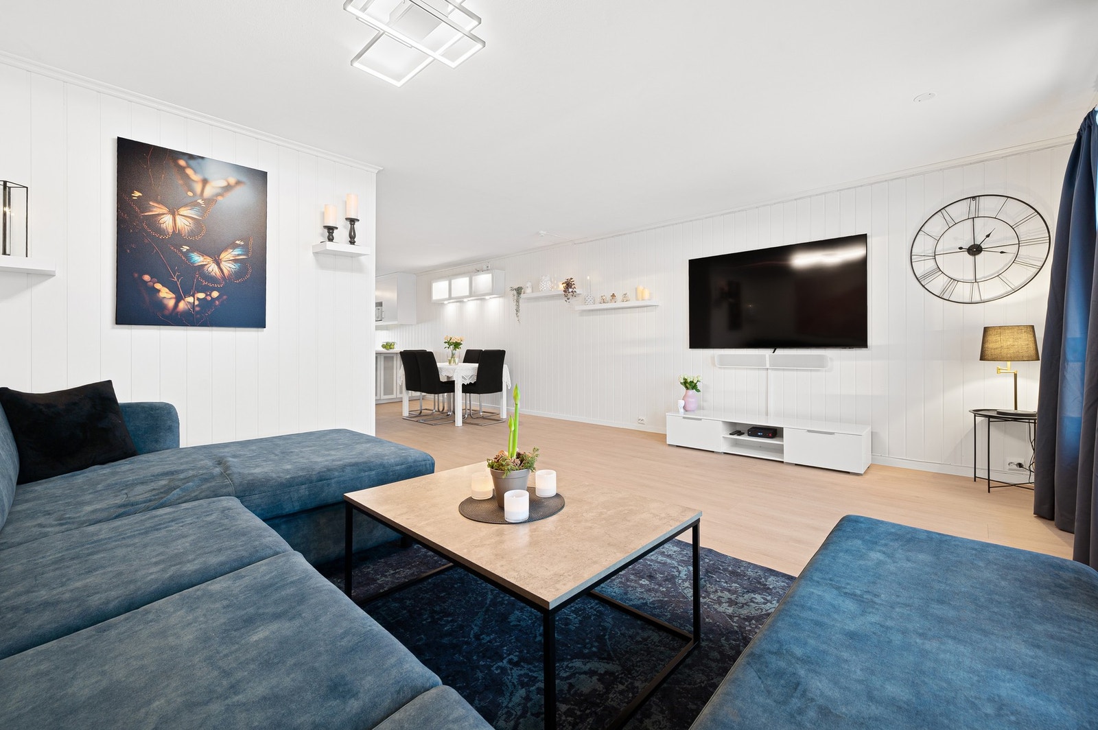 Stua er lys og romslig på hele 31,5 kvm. Galleribilde