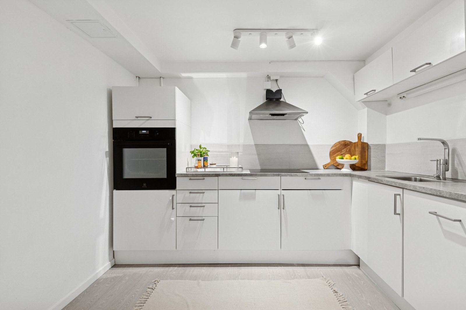 Effektiv og praktisk løsning som gjør hybelen selvstendig og attraktiv. HTH-kjøkken og ny ovn fra 2024. Galleribilde