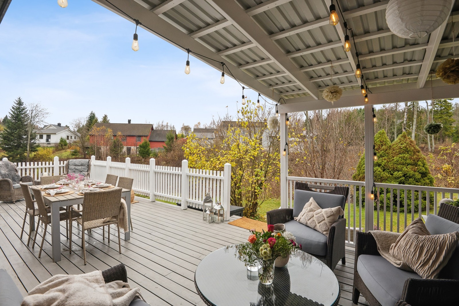 Et perfekt sted for både hverdagens pauser og helgens hyggelige stunder. Her er terrasse nymalt. Galleribilde