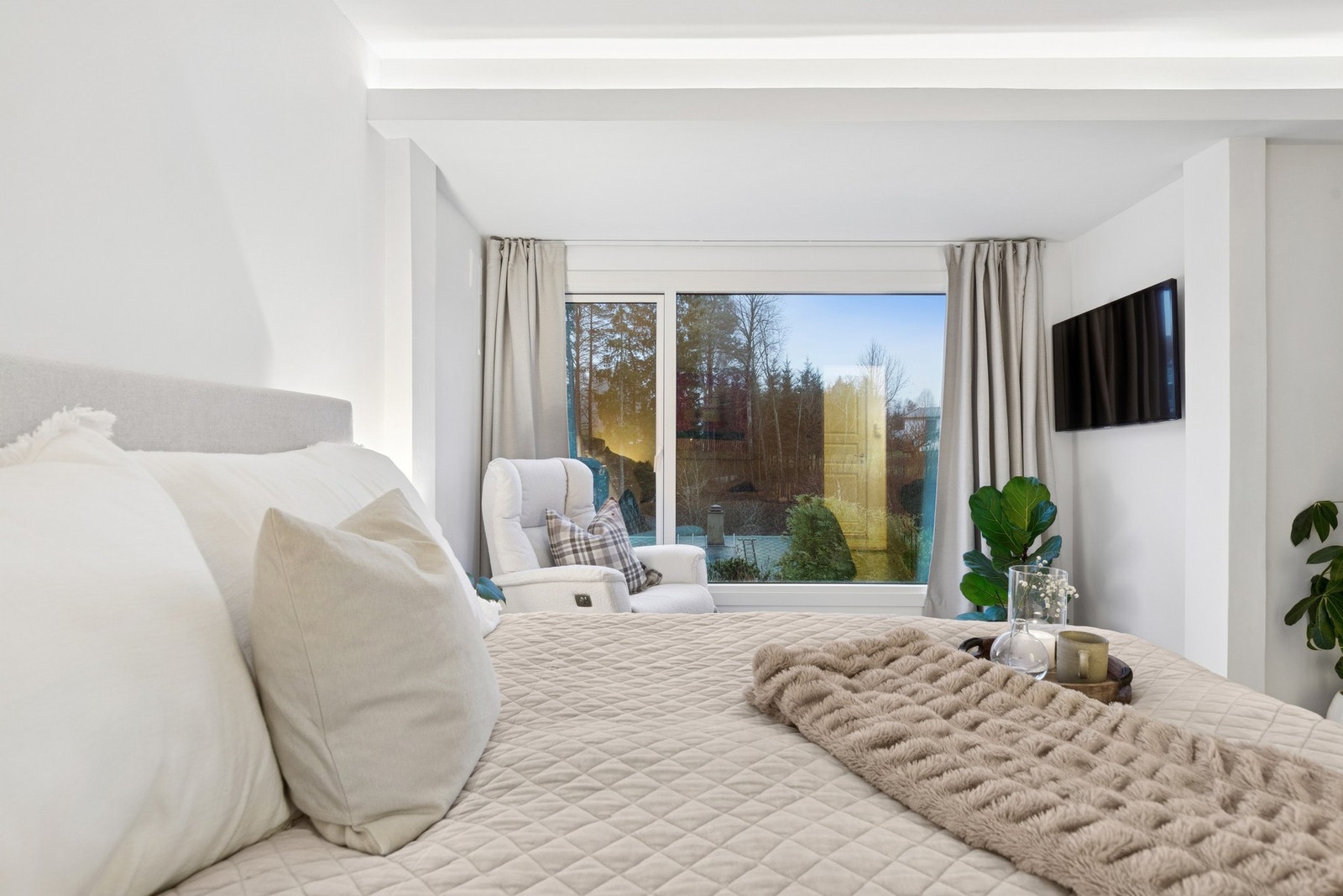 Et rolig og innbydende rom som gir gode rammer for hvile og avslapning. Her er det satt inn nytt stort vindu. Galleribilde