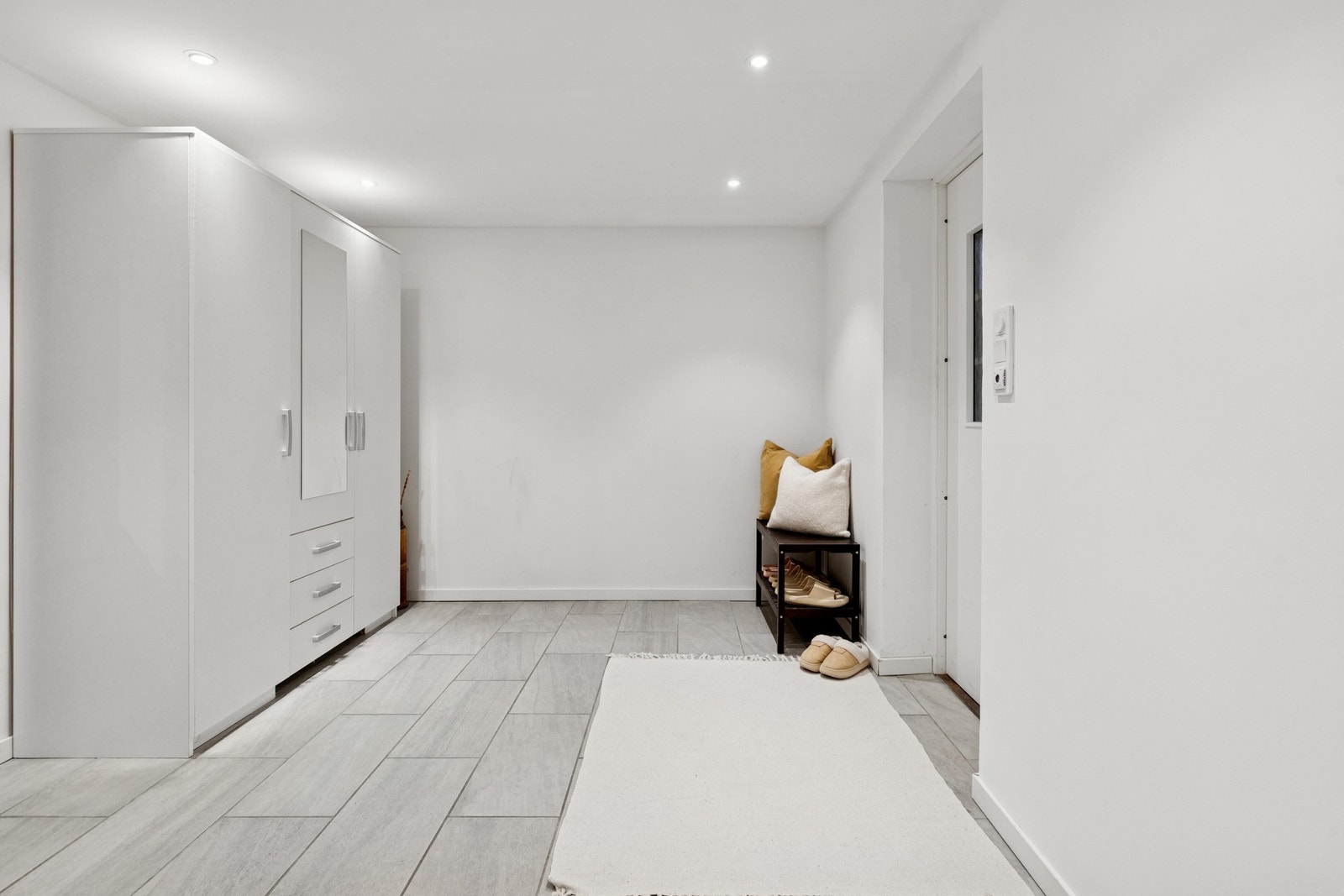 Egen hybel i kjelleretasjen gir svært gode muligheter for ekstra inntekter, generasjonsbolig eller ungdomsavdeling. Galleribilde