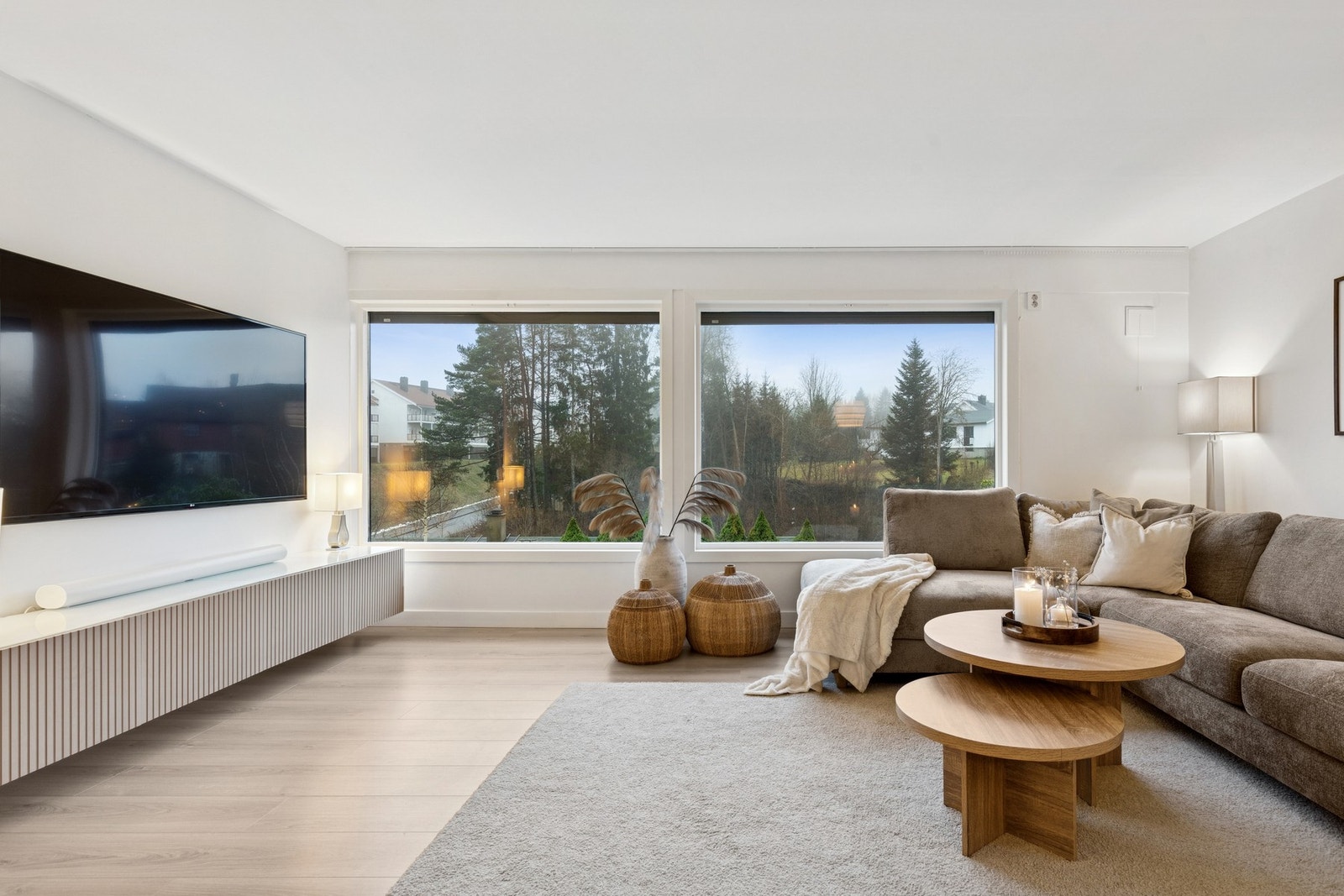 Boligen har monterte blinds/screens, perfekt for å skjerme solen. Galleribilde