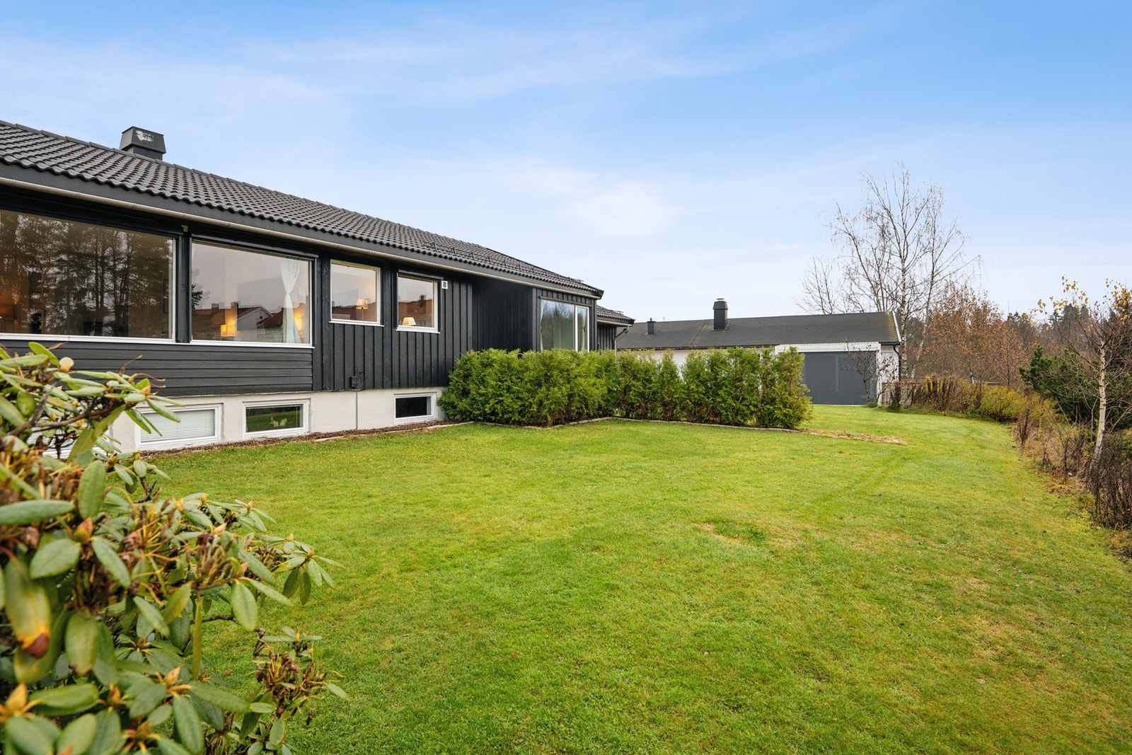 En velstelt tomt som oser av trivsel og gir gode rammer for et aktivt og sosialt utemiljø. Galleribilde