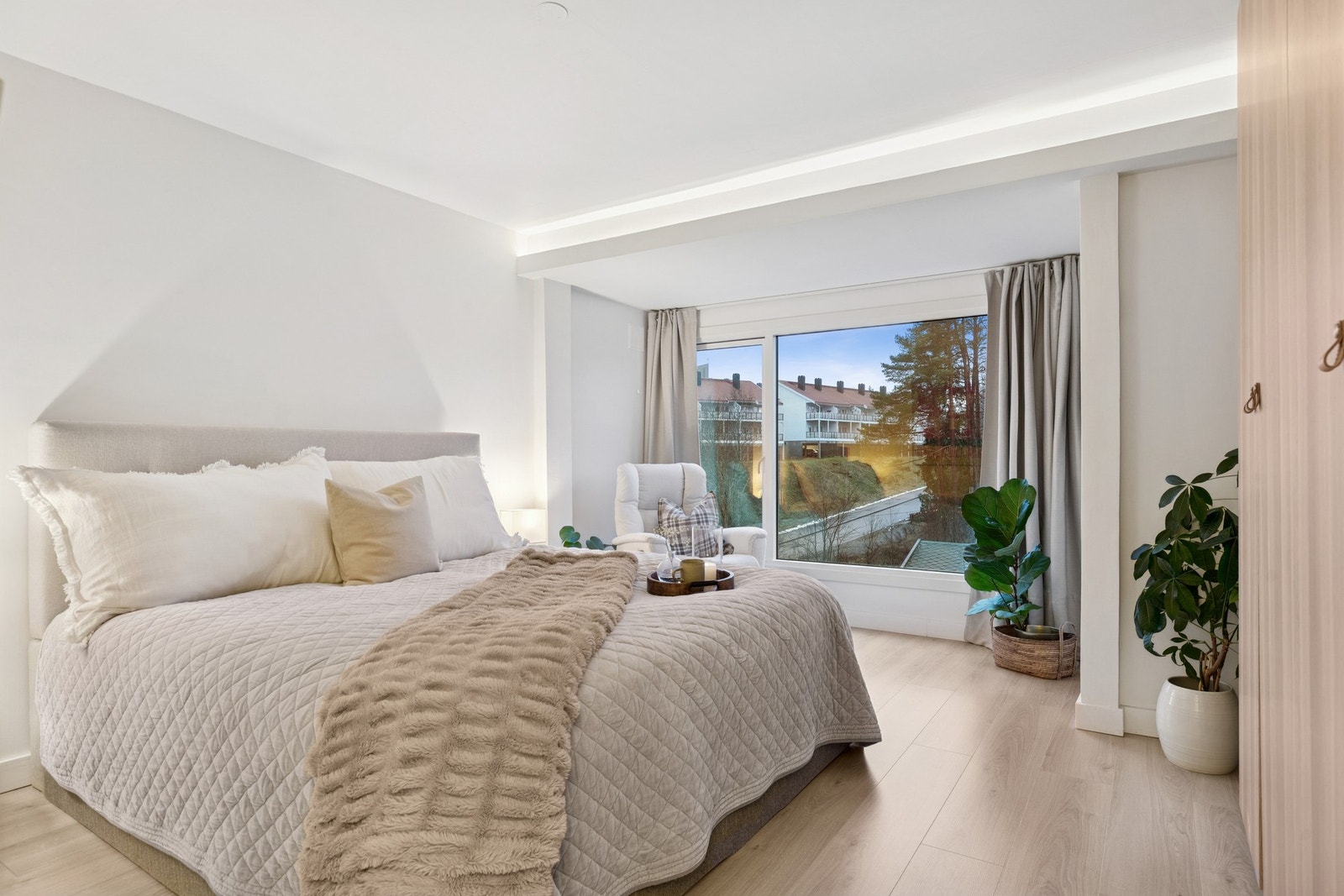 Hovedsoverom med plass og ro - perfekt for å trekke seg tilbake etter en lang dag. Et rom som føles privat og behagelig, med gode lysforhold og praktisk planløsning. Galleribilde