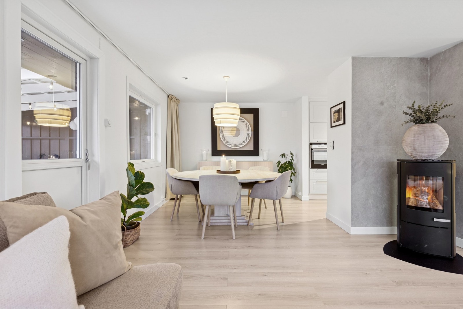 En stemningsfull peis som tilfører både varme og karakter til stuen. Perfekt for rolige kvelder, gode samtaler og avslappende stunder hjemme. Galleribilde