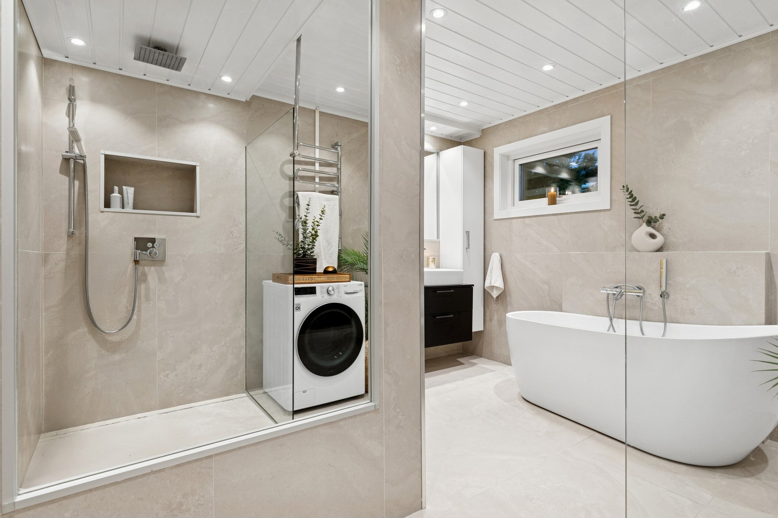 Stort og delikat bad med Villeroy-Bosch, som er betydelig oppgradert i 2024 med en gjennomført stil og god komfort. Her er også det elektriske oppgradert. Galleribilde