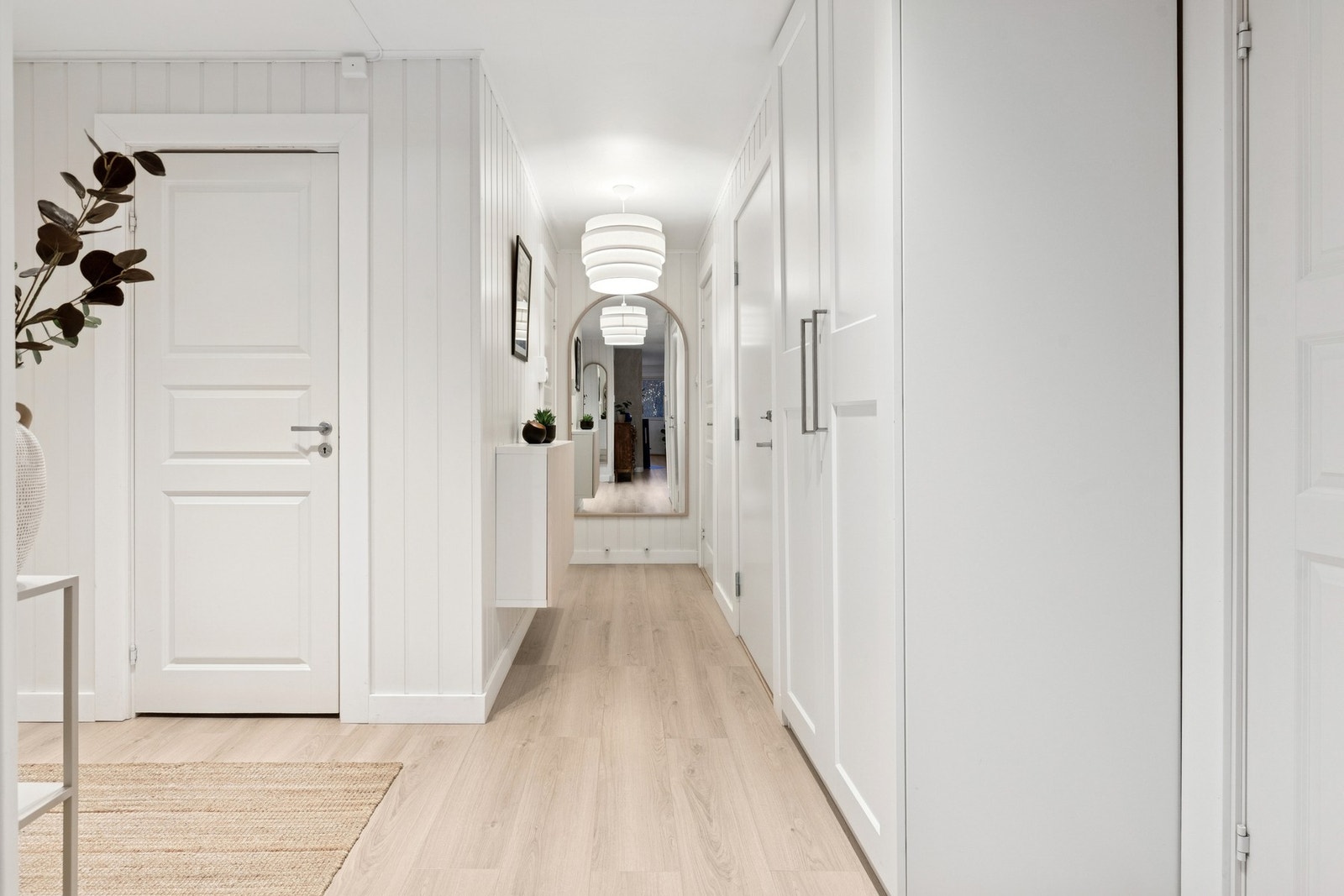 Boligen ønsker deg velkommen gjennom en innbydende gang som setter tonen for resten av huset. Romslig, praktisk og med en behagelig atmosfære som gjør at du raskt føler deg hjemme. Galleribilde