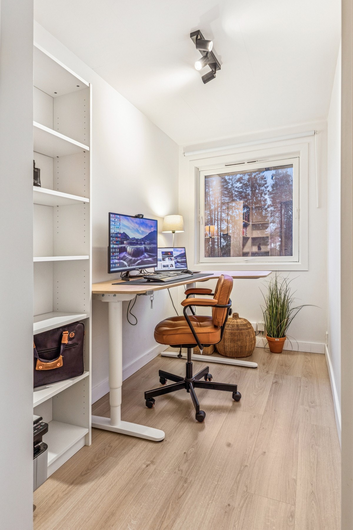 Et lyst og trivelig rom, som passer perfekt som barnerom, gjesterom eller hjemmekontor. Galleribilde