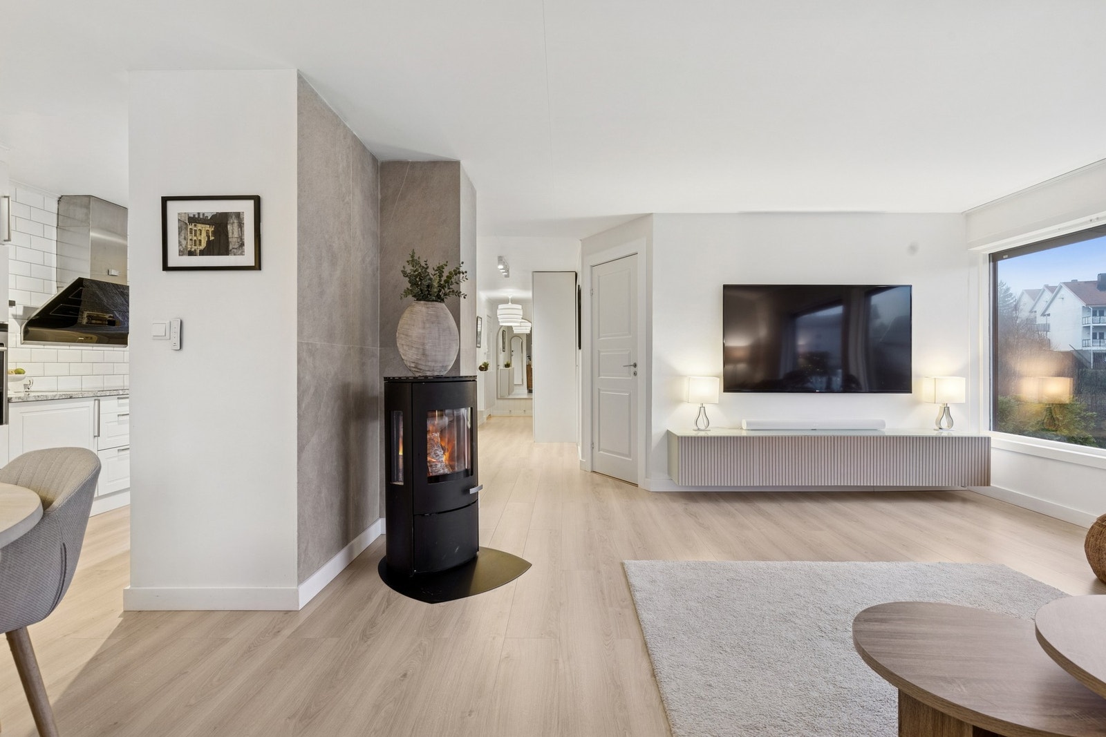 Stor og innbydende stue som inviterer til både rolige hverdager og hyggelige sammenkomster med familie og venner. Galleribilde