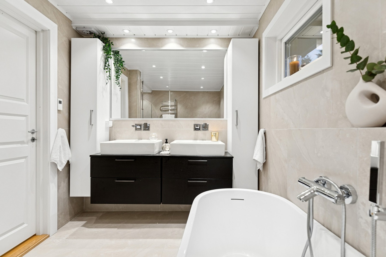 God plass gir en følelse av luksus i hverdagen, og rommets utforming gjør det både praktisk og innbydende. Galleribilde