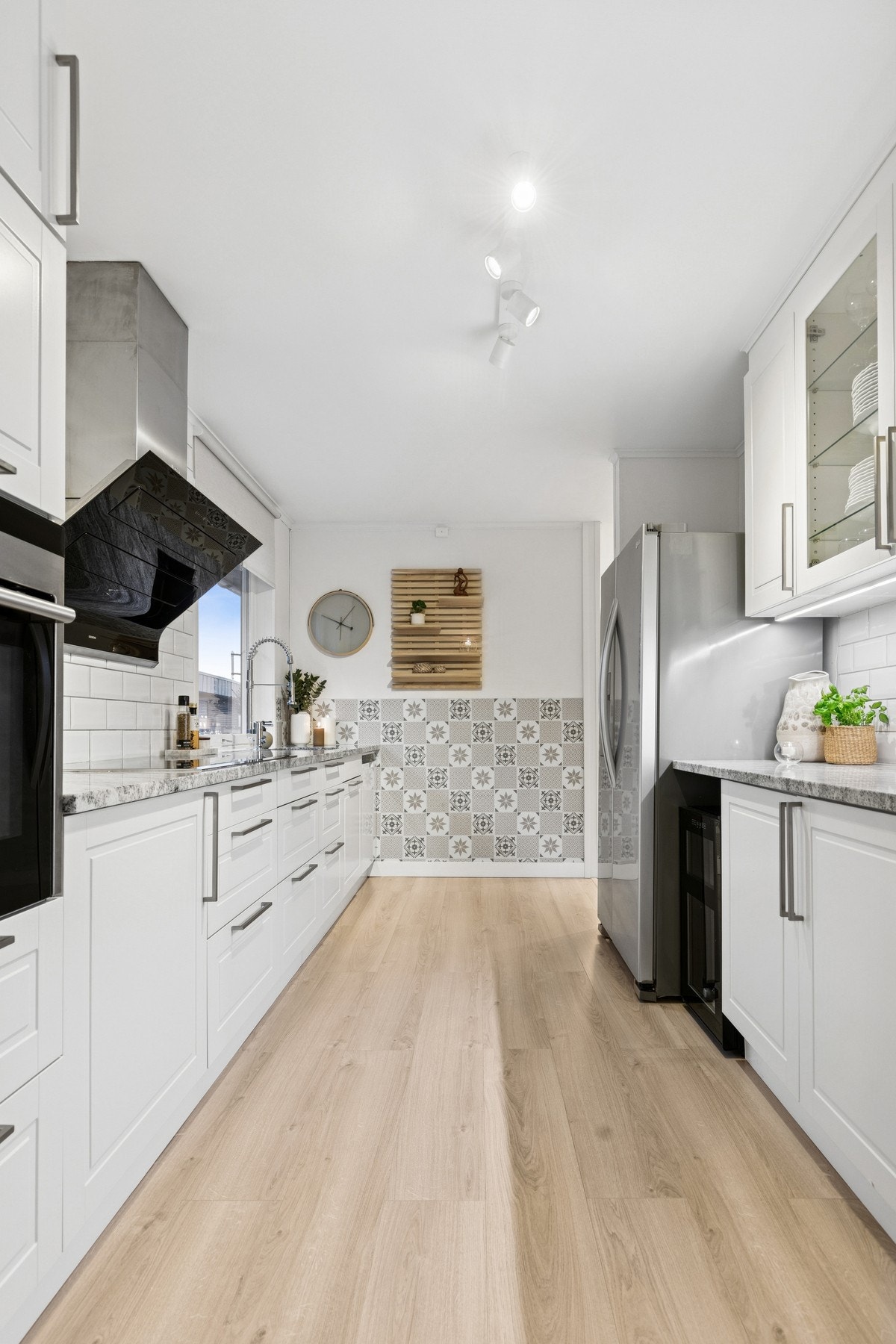 God benkeplass, smarte oppbevaringsløsninger og en praktisk utforming gjør dette til et kjøkken det er lett å trives på. Galleribilde