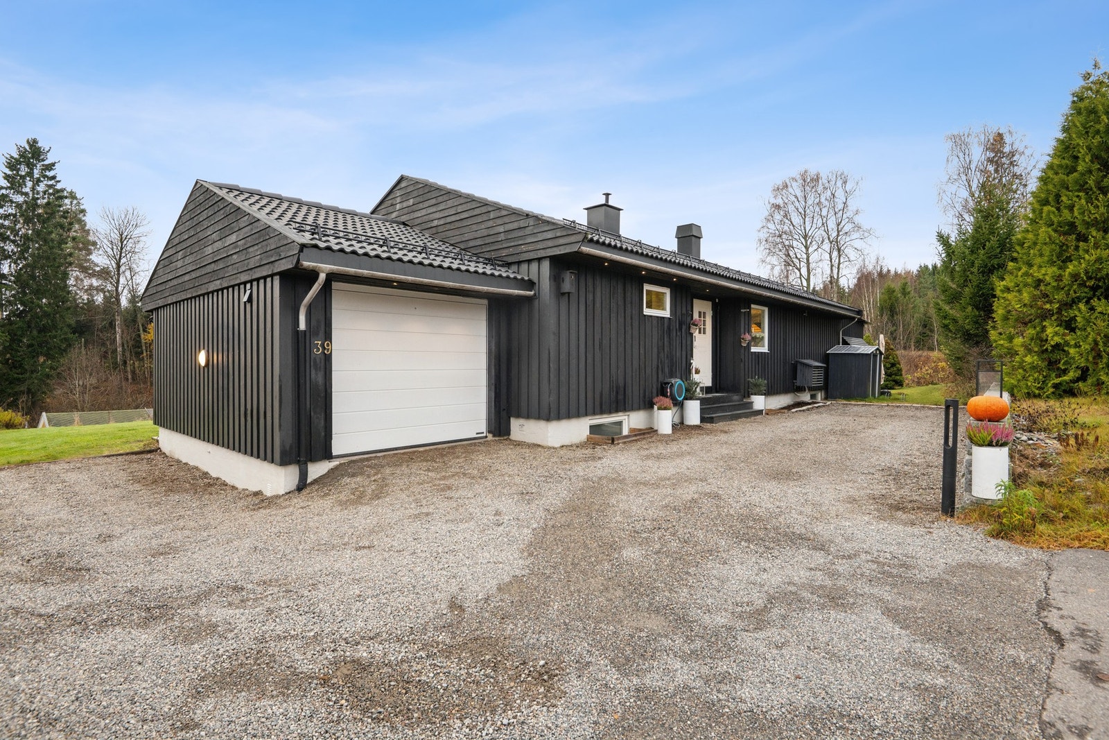 Parkering på tomt og i garasje. Garasjen er isolert, flislagt og har stor bodplass under garasje og loft. Galleribilde