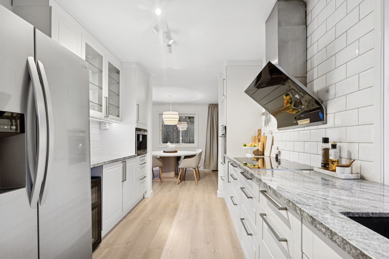 Et kjøkken som inviterer til matglede og fellesskap - praktisk i bruk, samtidig som det føles varmt og hjemmekoselig. Galleribilde