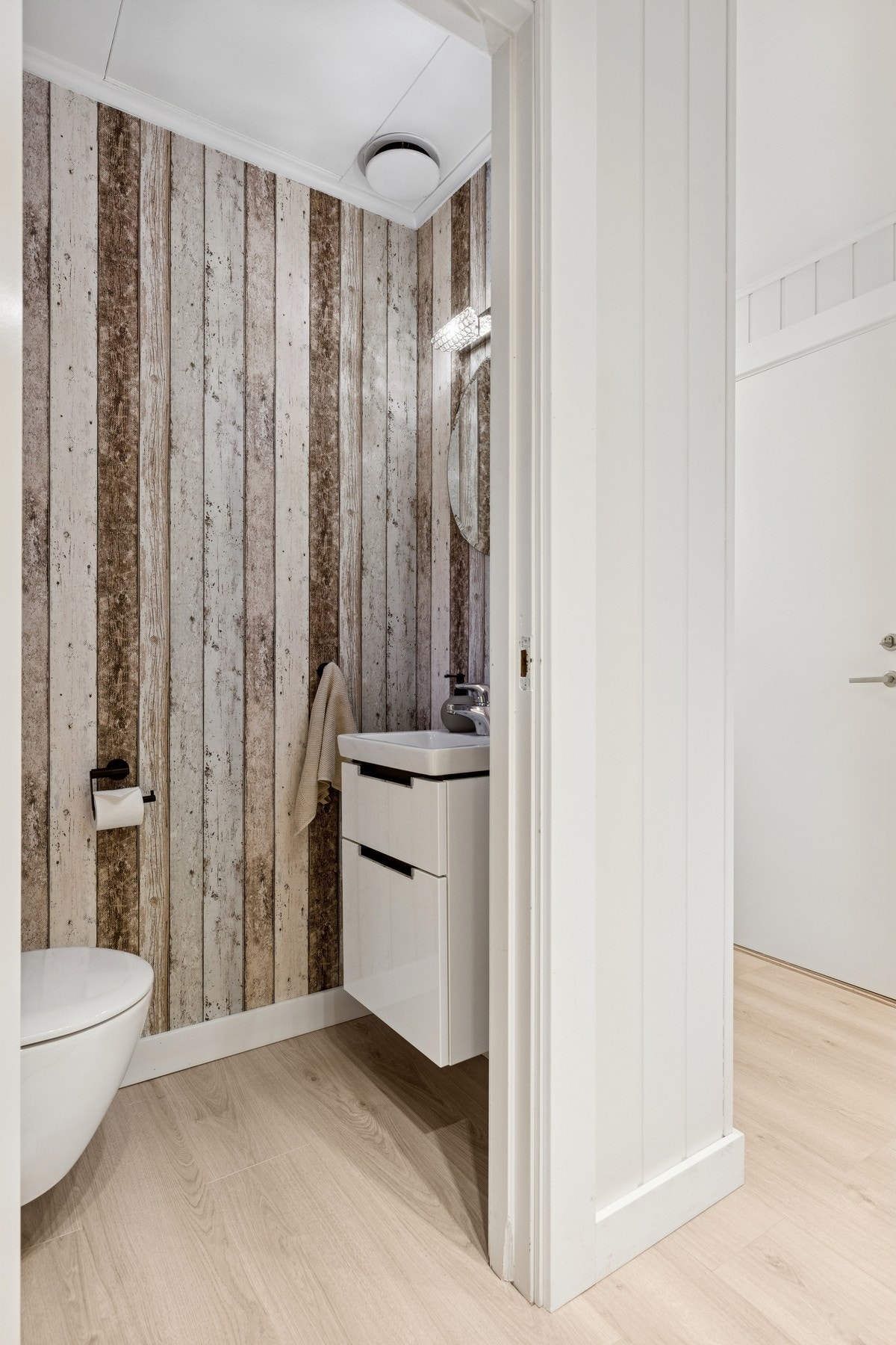 Praktisk og lett tilgjengelig toalett i gangen - en stor fordel både i hverdagen og når du har gjester. Galleribilde