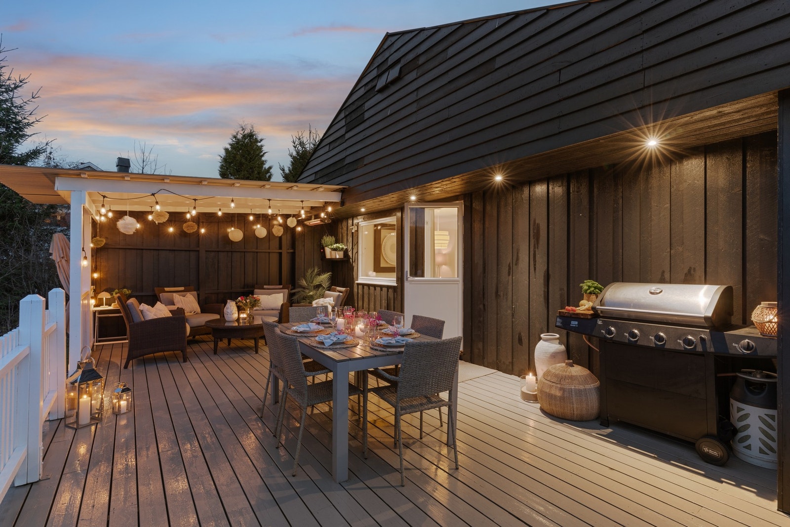 Solid og innbydende enebolig med et tidløst uttrykk og god plass både ute og inne. Galleribilde