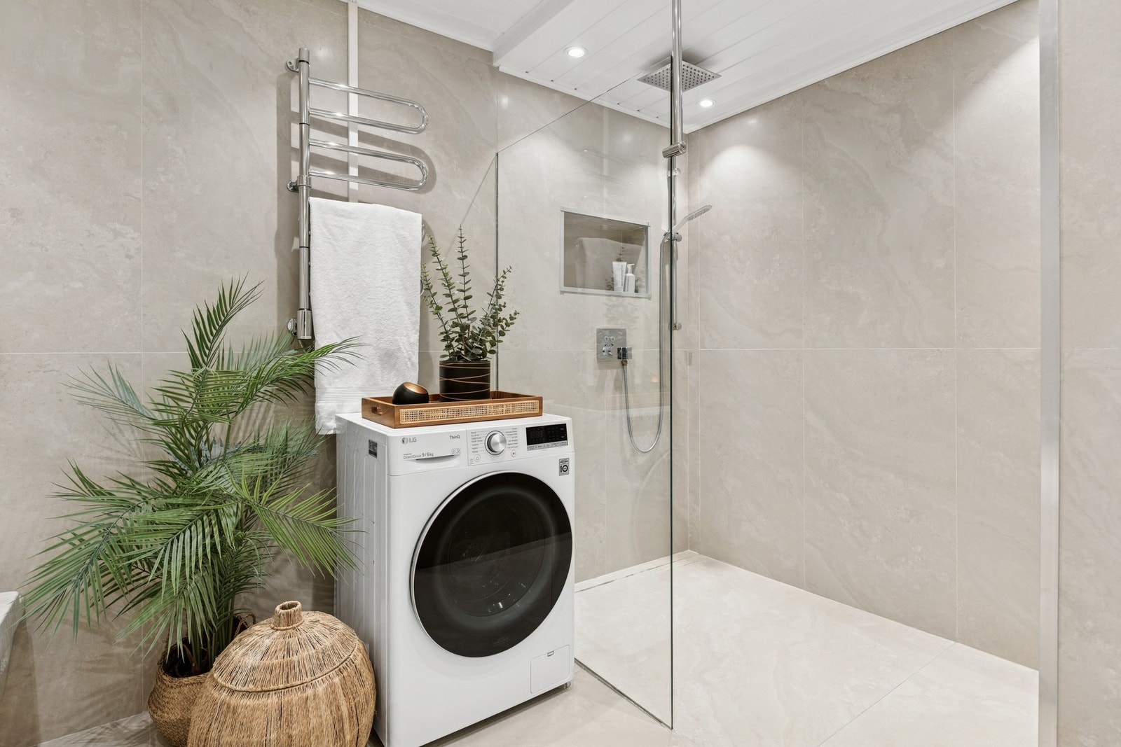 Badet har elektrisk håndklevarmer. Her er det rom for velvære - et baderom som gir en følelse av spa i eget hjem, med plass og ro til å senke skuldrene. Galleribilde