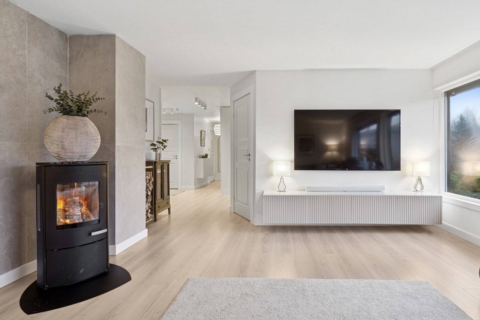 Boligen oppvarmes ved peis (nye fliser rundt peis), vannbåren varme i overetasjen og varmepumpe (og kjøling) med wifi tilkobling. Galleribilde