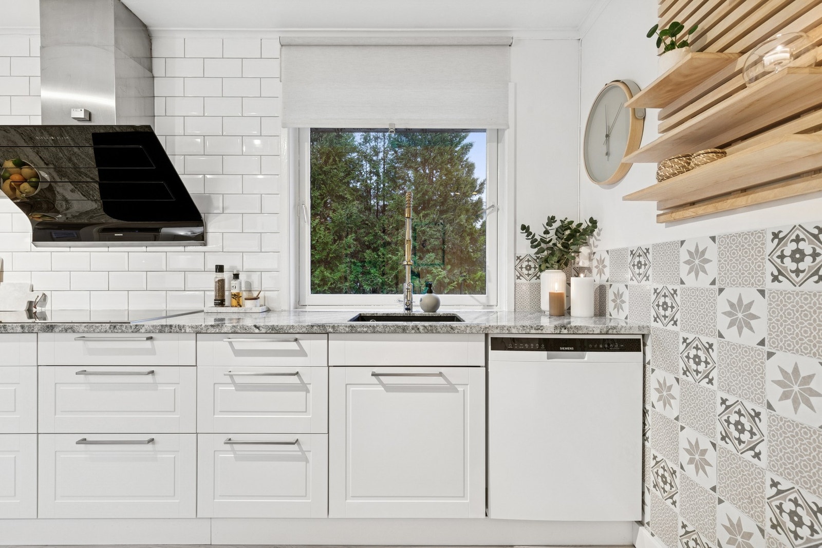 HTH-Kjøkken med benkeplate i ekte stein og Siemens hvitevarer. Det er satt inn ny oppvaskmaskin i sep 25. Galleribilde