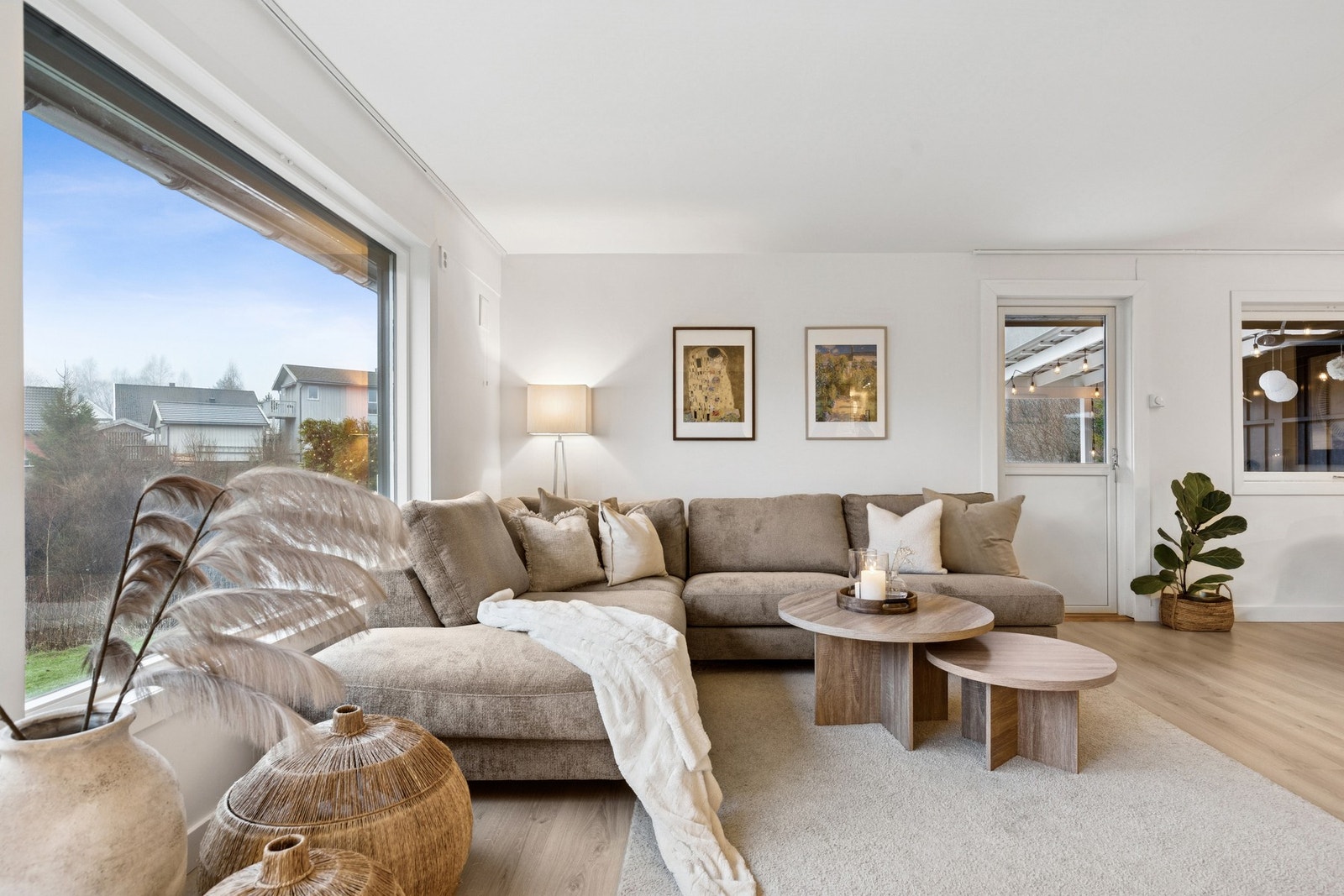 Her er det rikelig med plass til både sofagruppe og spisebord, og de gode lysforholdene skaper en lun og behagelig atmosfære. Galleribilde