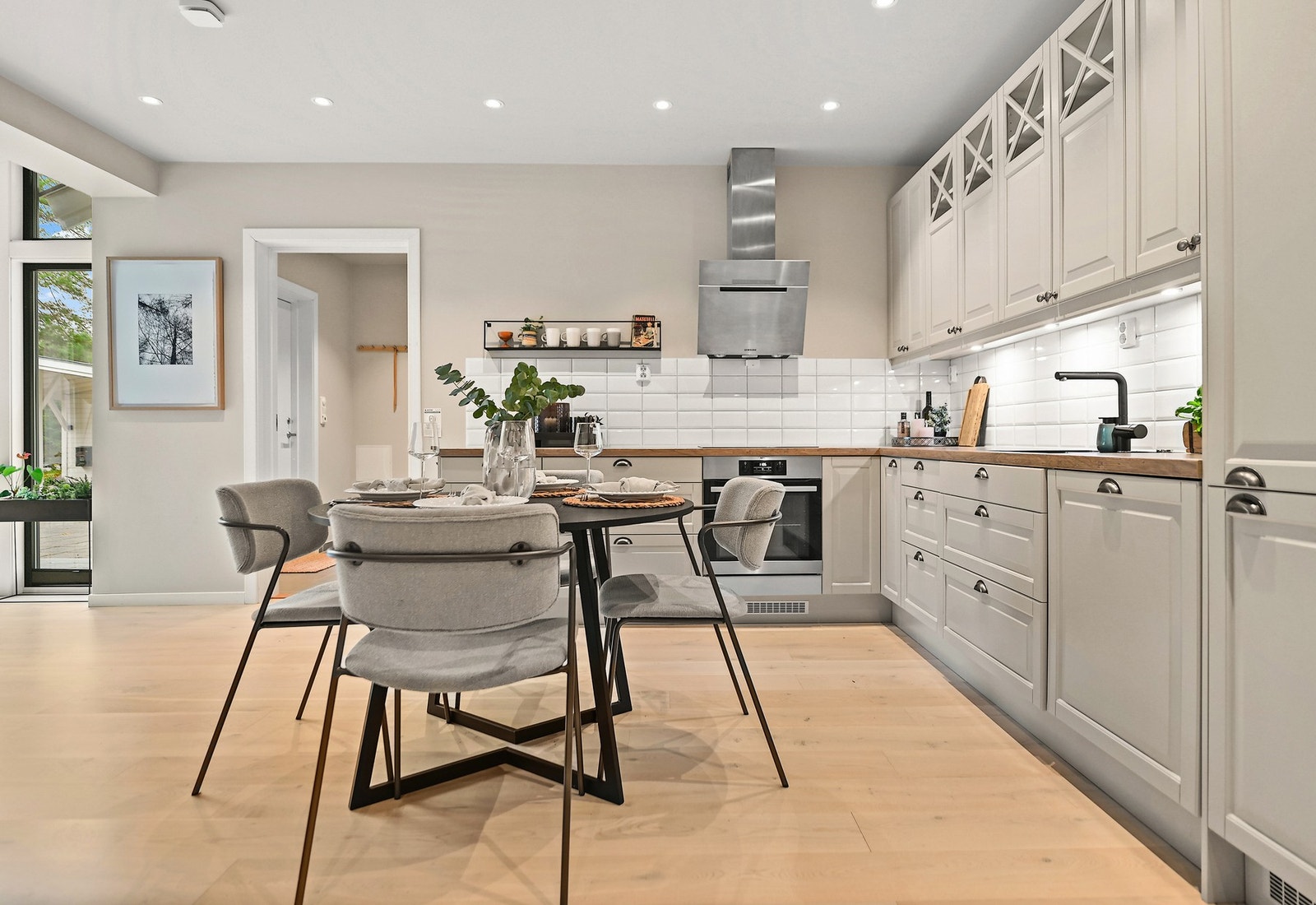 Åpen kjøkkenløsning er både sosialt, og utnytter arealene effektivt. Galleribilde