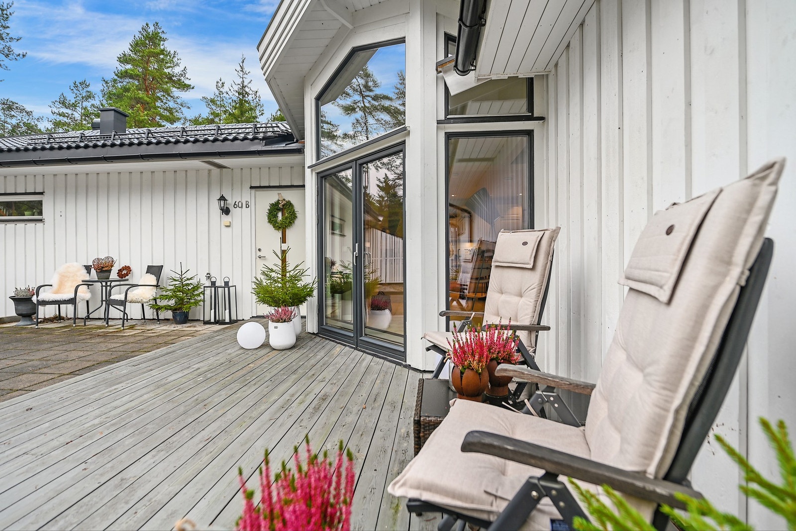 Leiligheten ligger i hjørnet av bygningen, og har flotte uteplasser på begge sider av huset. Galleribilde