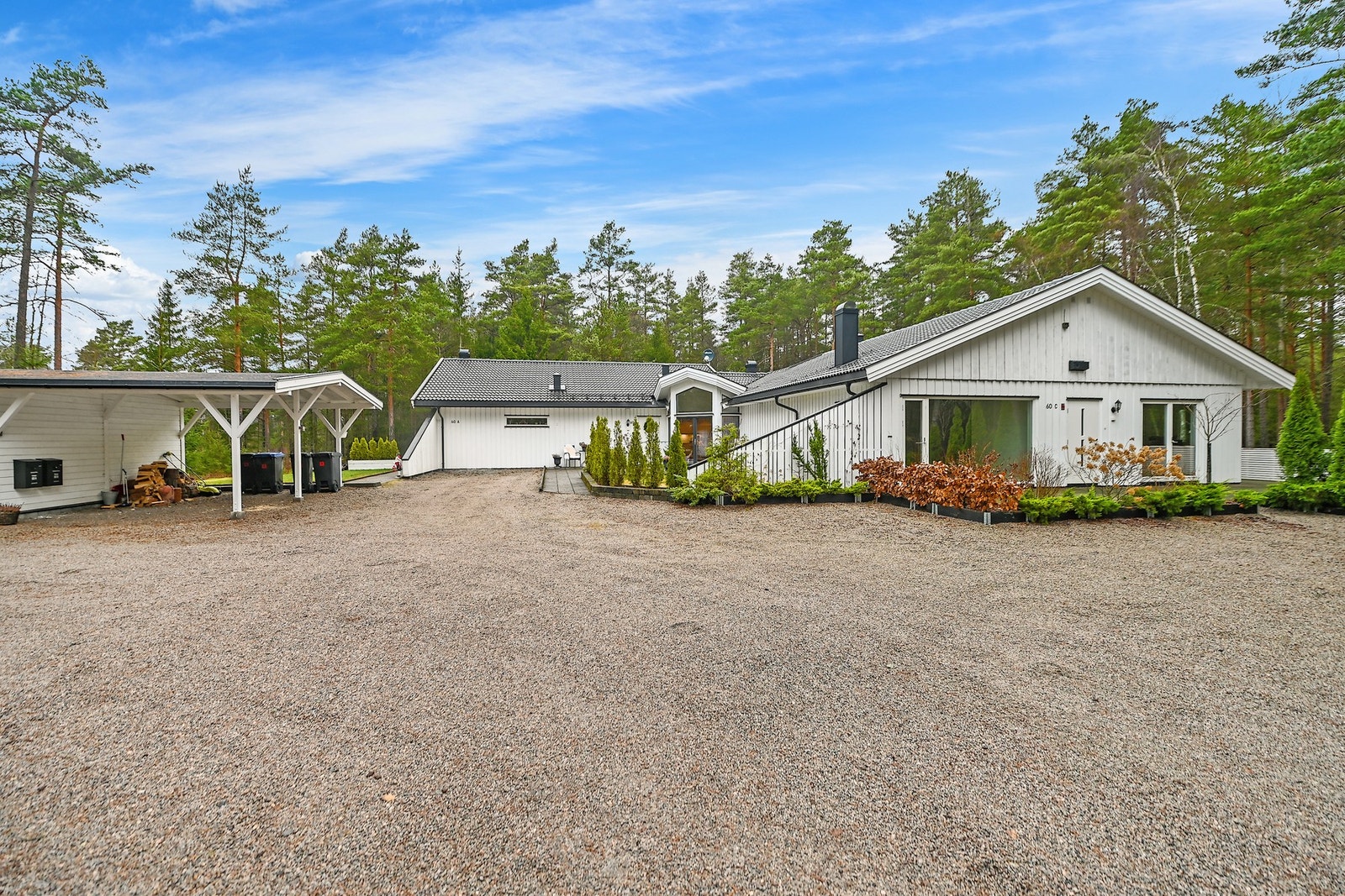 Dette er en pen selveierleilighet på ett plan, med tilbaketrukket beliggenhet på Hevingen. Galleribilde