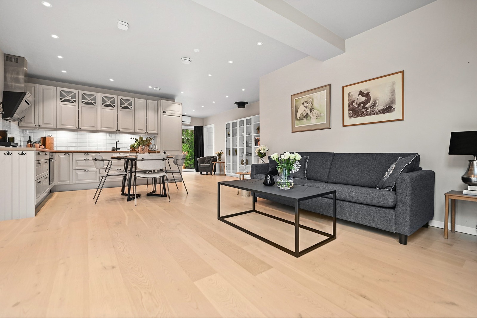 Eiendommen ligger like ved Hevingen golfklubb, som i tillegg til banen har både restaurant og flotte turområder. Galleribilde