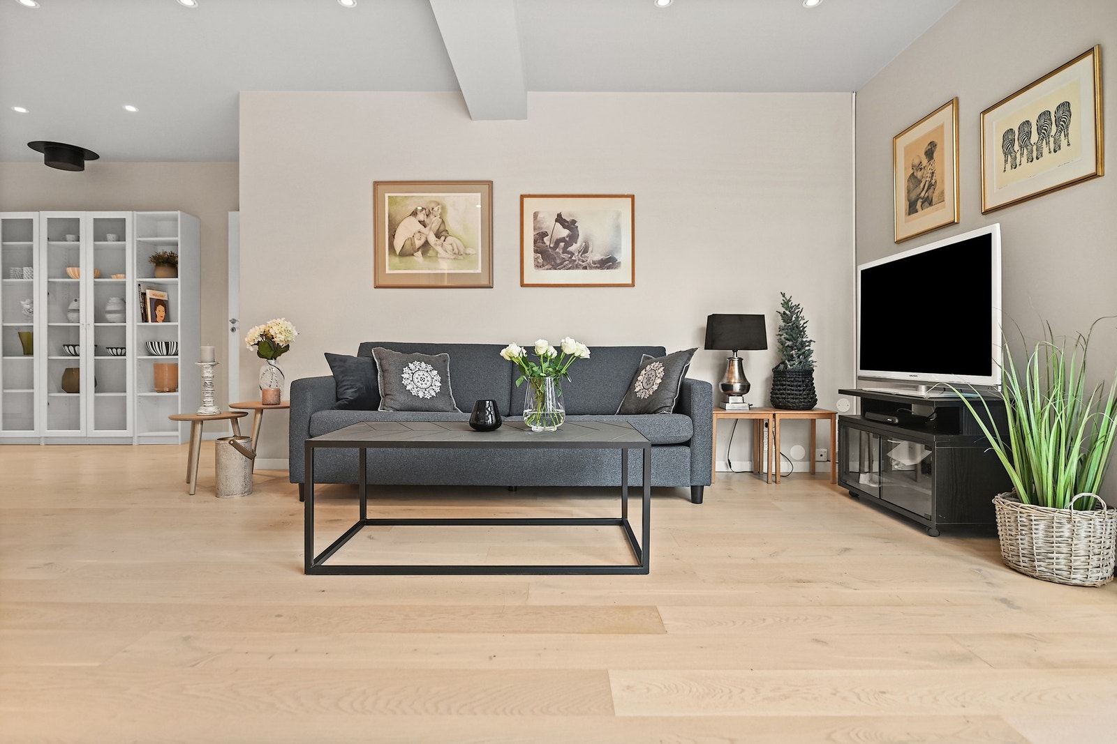 Flott 1-stavs parkett, lyse overflater og downlights. Galleribilde