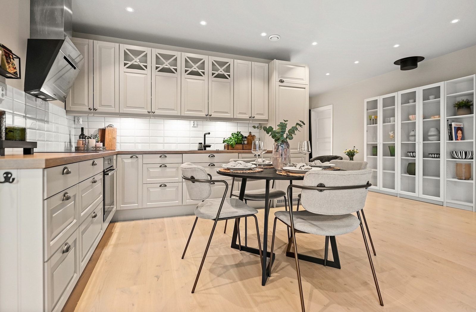 De integrerte hvitevarene består av koketopp, stekeovn, oppvaskmaskin, og kombinert kjøl-/fryseskap. Galleribilde