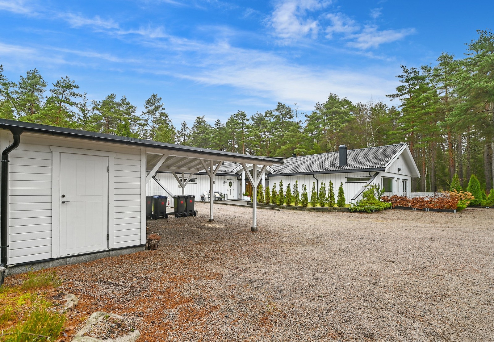Egen carport og tilhørende sportsbod. God plass for gjesteparkering. Galleribilde