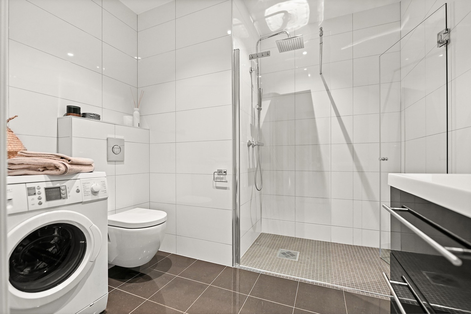 Vegghengt toalett og opplegg for vaskemaskin. Galleribilde