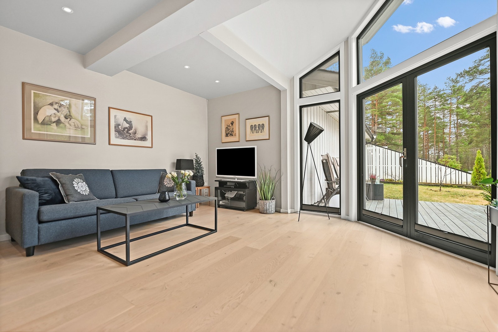 Det er to-fløyet terrassedør med utgang til terrassen foran leiligheten. Her er det montert solskjerming fra Luxaflex. Galleribilde