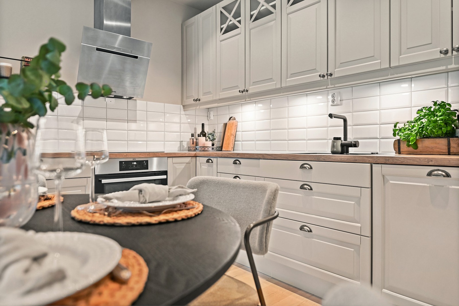 Pent og funksjonelt kjøkken med integrerte hvitevarer. Galleribilde