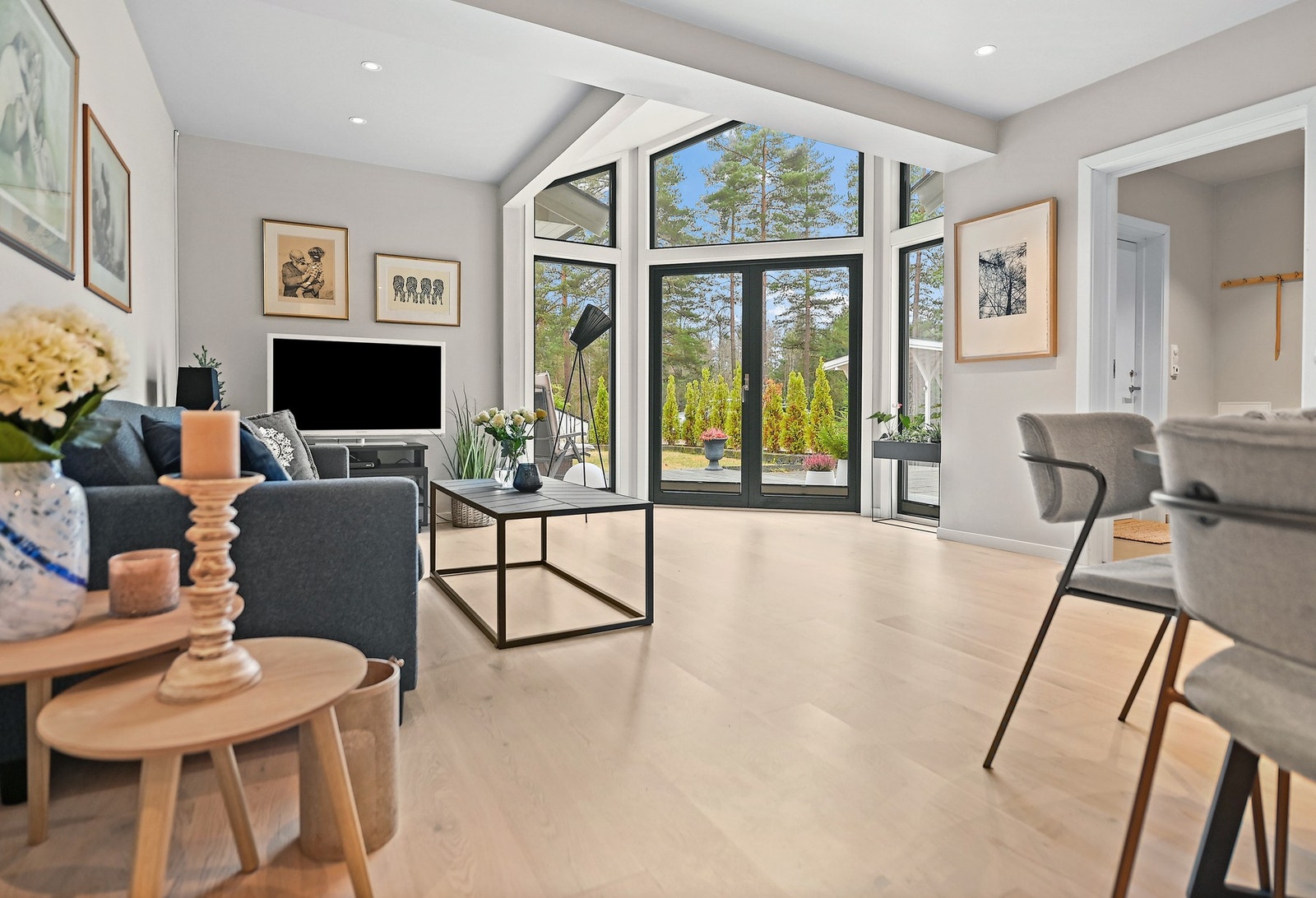 Leiligheten er tiltalende innredet, og store vinduer gir godt med dagslys. Galleribilde