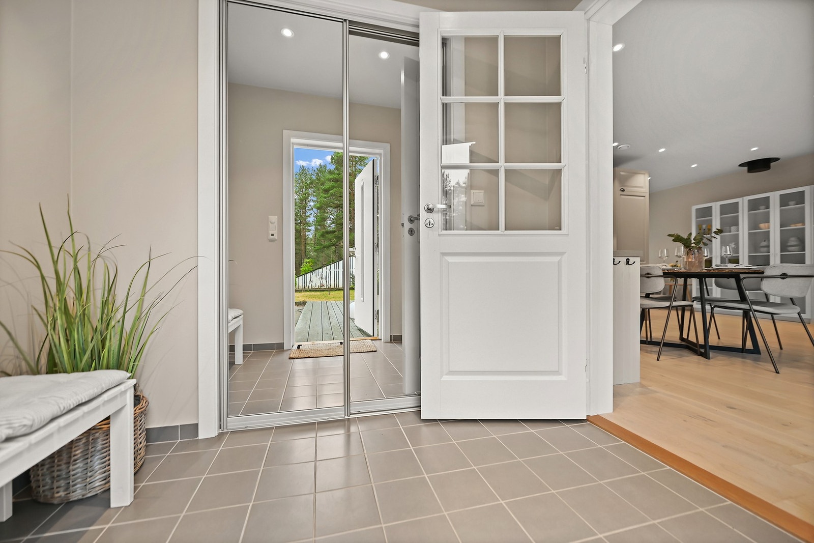 Entré med gulvvarme. Skyvedørsgarderobe med god plass til yttertøy. Galleribilde