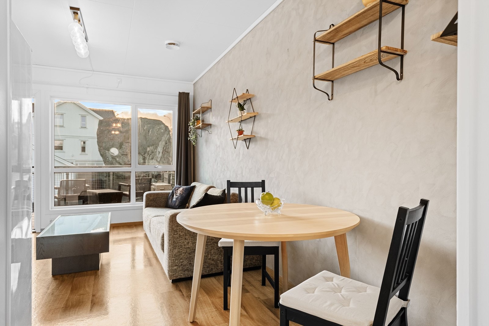 Spisebordet finner sin plass i forlengelsen av kjøkkenet. Galleribilde